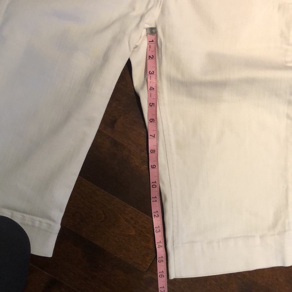 White jean short - Picture 5 of 8